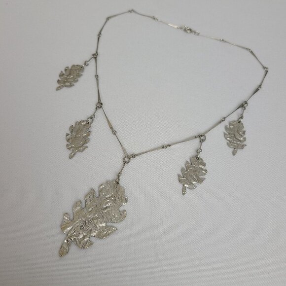 VINTAGE Hammered Leaf Pendant Charm Link Necklace - Picture 2 of 7